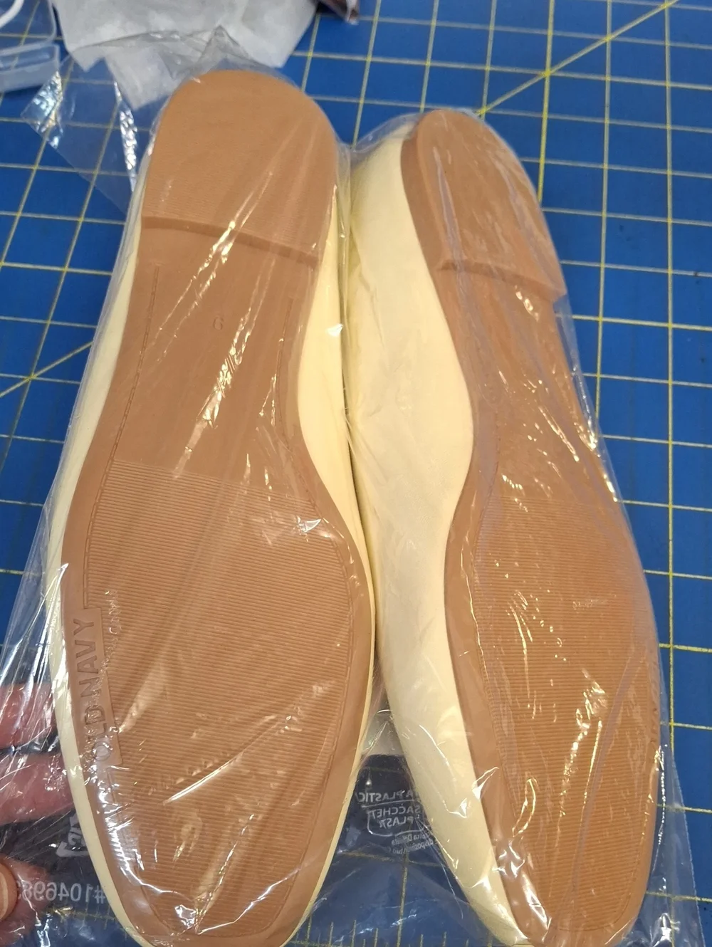 Old Navy Butter Ballet V-Cut Flats Slip On Textured Outside 1/4